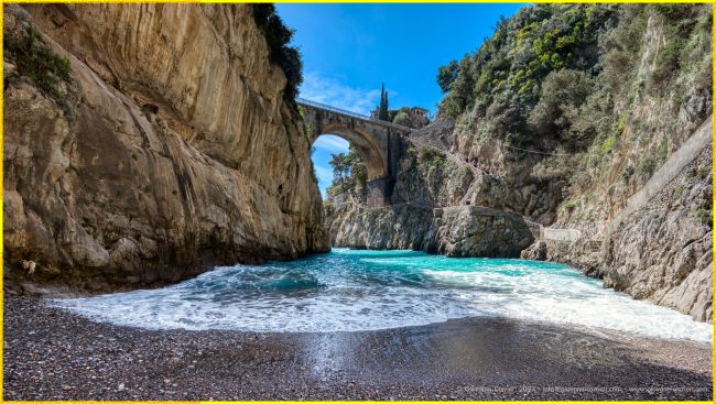 La riva del Mar Tirreno ed il fiordo di Furore