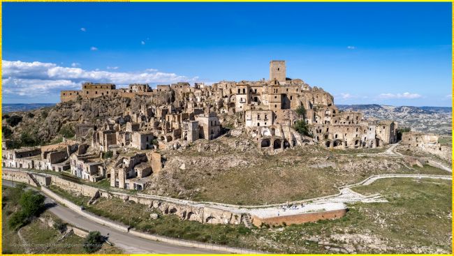 Craco: l'affascinante profilo aereo della città fantasma della Basilicata