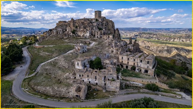 Vista aerea del borgo fantasma di Craco visto da sud