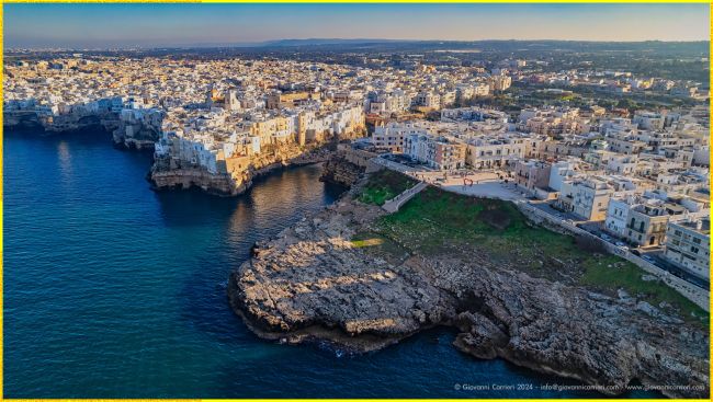 Borgo antico di Polignano a Mare: un'incantevole vista aerea mozzafiato catturata con un drone DJI AIR2S