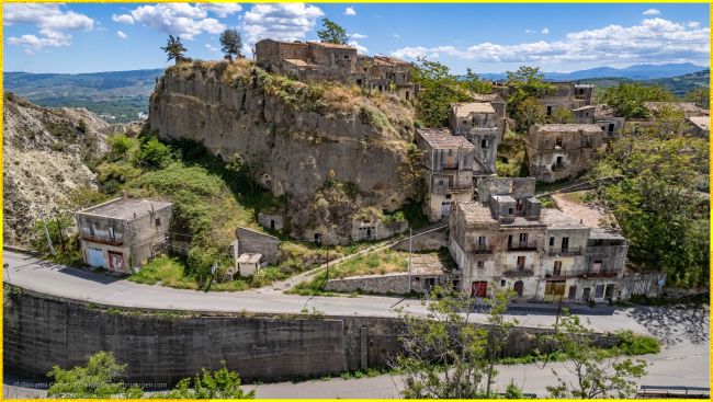 Alianello Vecchio: borgo fantasma arroccato su di uno sperone roccioso