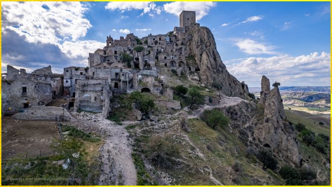 Veduta di Craco da Sud-Est che evidenzia lo sperone di marna su cui sorge l'imponente torre normanna