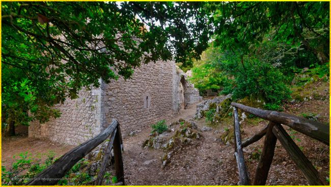 Come compare l'Abbazia Benedettina SS. Trinità di Monte Sacro al termine della salita. Mattinata