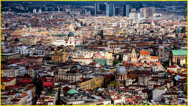 Panoramica aerea di Napoli con le sue molteplici cupole