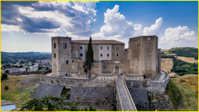 Vista frontale del Castello Normanno di Melfi, una fortezza strategica dell'XI secolo