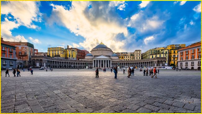 Vista di Piazza del Plebiscito al tramonto con la Basilica di San Francesc di Paola a Napoli