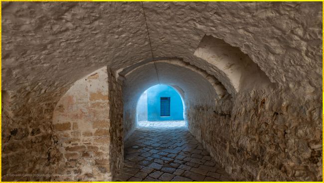 Vista Interna dell'Arco delle Ombre a Casamassima: Tra Mito e Colori Vividi