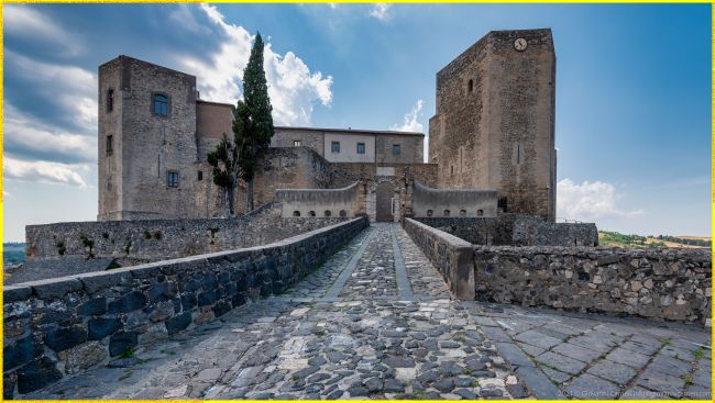 Vista dell'ingresso principale del Castello di Melfi con ponte in pietra