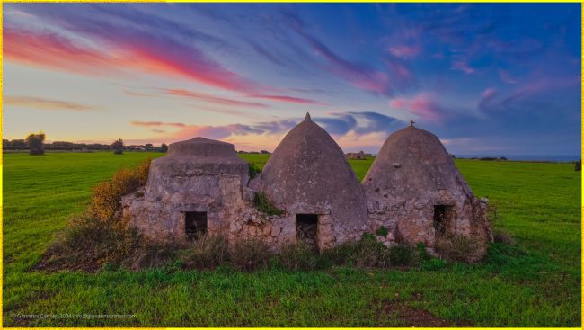 Antichi Trulli al Tramonto nella Costa Ripagnola di Polignano a Mare