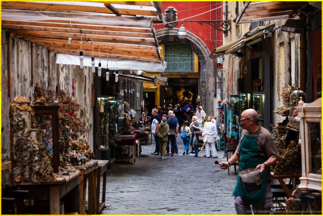 San Gregorio Armeno: La Via dei Presepi a Napoli con Angolo Vico Santa Luciella