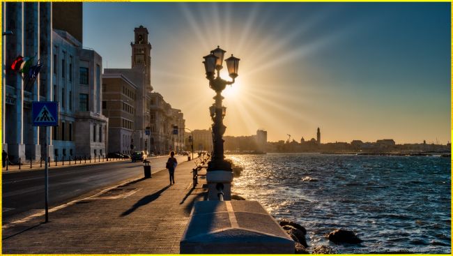 Tramonto sul Lungomare di Bari con Vista sulla Città e il Mare Adriatico