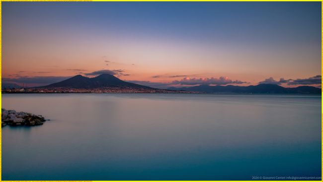 Splendido Tramonto sul Vesuvio con Vista sul Golfo di Napoli