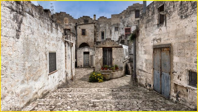 Vicoli e architetture  nel cuore del Sasso Caveoso di Matera