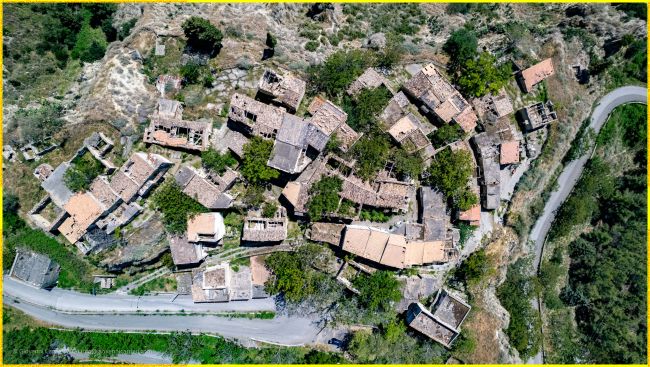 Vista aerea del borgo fantasma di Alianello