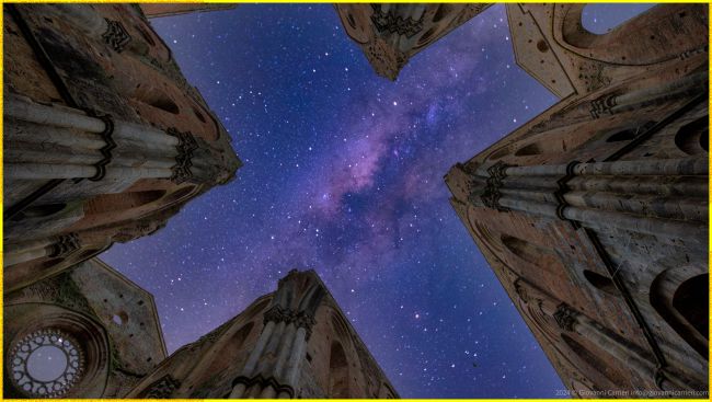 Vista Notturna dell'Abbazia di San Galgano Sotto un Cielo Stellato