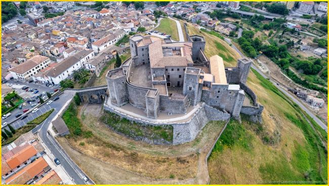 Vista aerea del castello di Melfi: quattro ingressi storici e architettura normanno-sveva