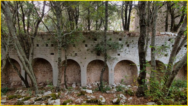 Le mura in rovina dell'Abbazia Benedettina della SS. Trinità tra le antiche Rovine del Monte Sacro a Mattinata