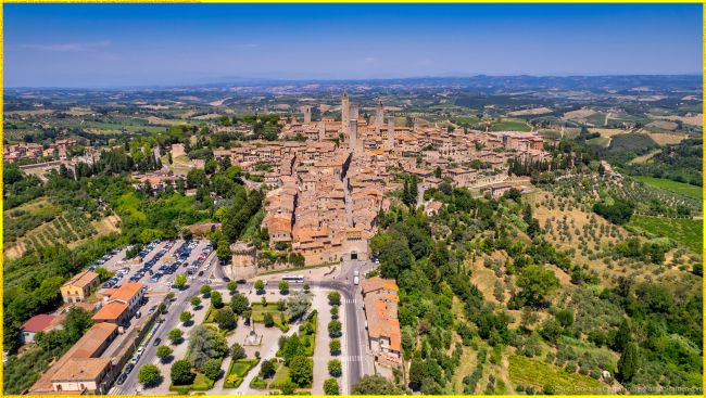 Vista aerea di San Gimignano e della campagna toscana