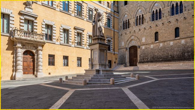 L'ingresso di Palazzo Salimbeni