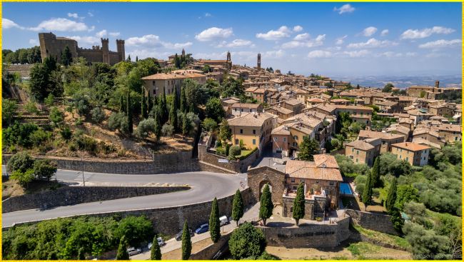 Vista aerea del borgo medievale di Montalcino con la fortezza, Toscana