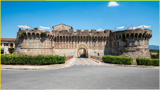 Porta Nuova (o Porta Volterrana) a Colle di Val d'Elsa: Un Capolavoro dell'Architettura Fortificata Medicea