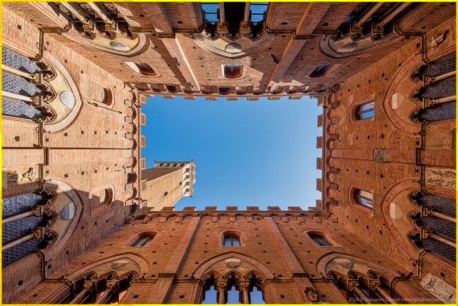 Vista dal Basso dell'Atrio Interno del Teatro dei Rinnovati a Siena