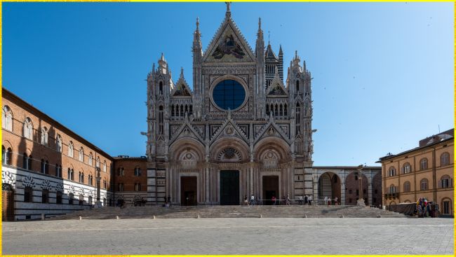 Vista frontale del Duomo di Siena